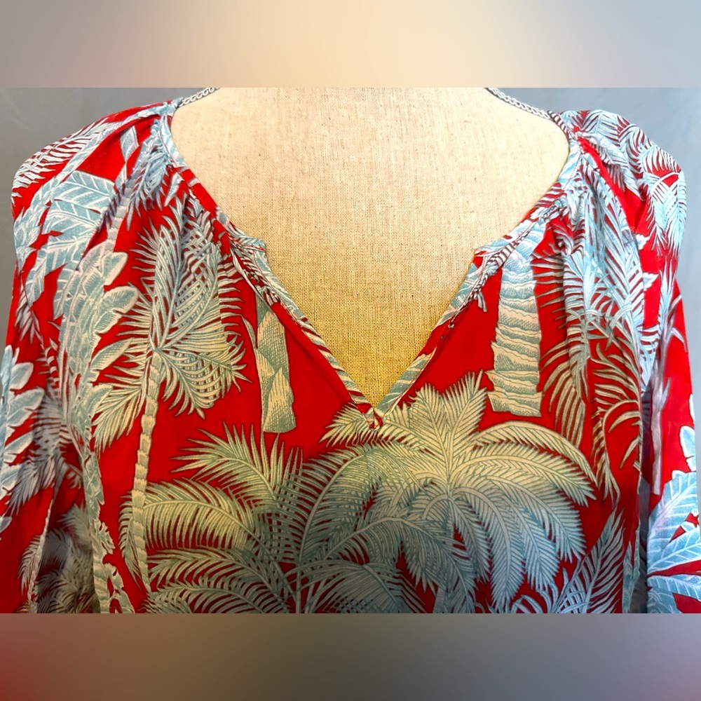 NWOT Talbots size small top in red & blue w/ a tropical scene great for summer